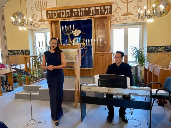 Sängerin Shai Terry und der israelische Pianist und Dirigent Adi Bar Soria